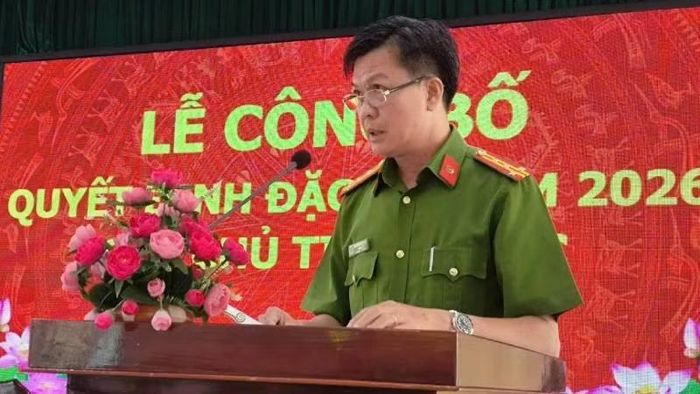 Đại tá Nguyễn Văn Đông, Bí thư Đảng ủy, Giám thị Trại giam Châu Bình công bố Quyết định đặc xá năm 2026 của Chủ tịch nước.