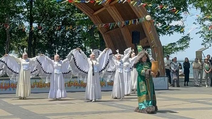  Trong khuôn khổ lễ hội, người dân Yakutia thực hiện các điệu múa truyền thống đặc sắc. 