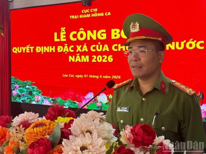 Đại tá Vũ Văn Sơn, Giám thị trại giam, đọc quyết định đặc xá.