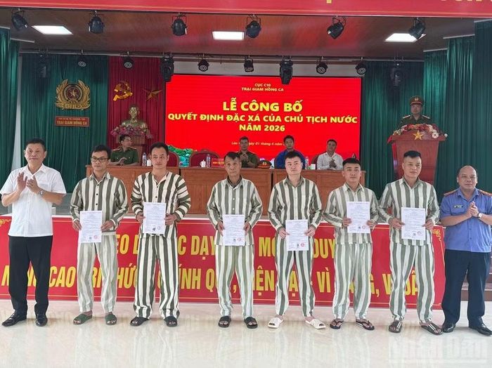 Đồng chí Lê Thái Hưng, Chánh án Tòa án nhân dân tỉnh Lào Cai, trao quyết định đặc xá.