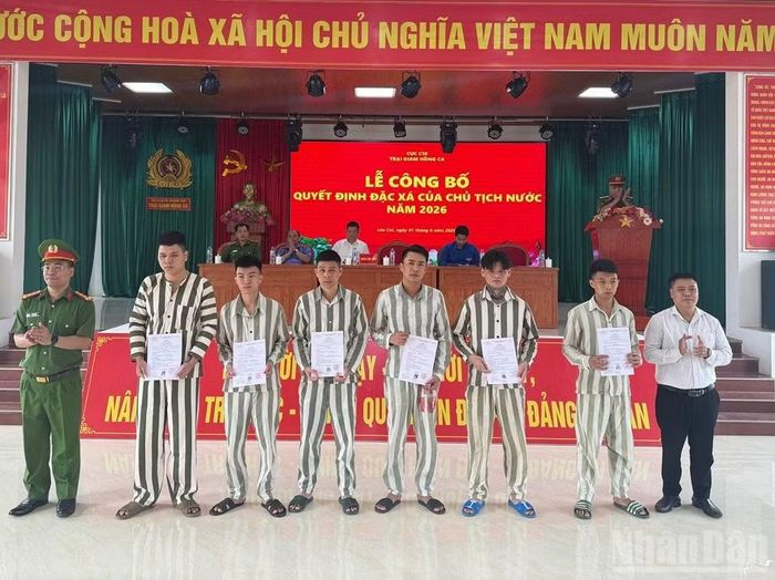 Trao quyết định đặc xá.