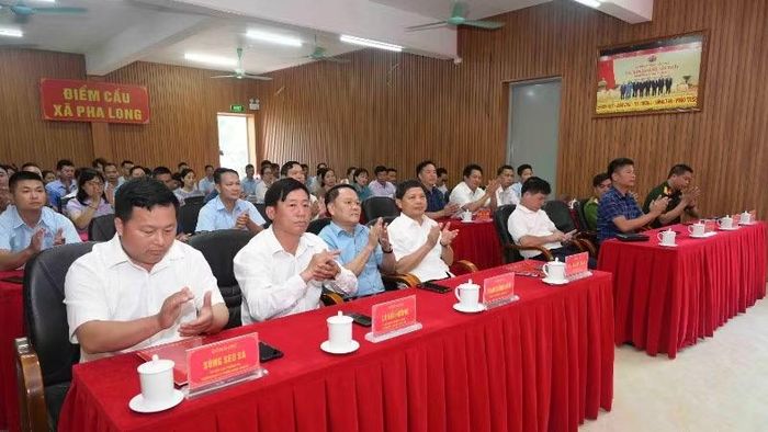 Các đại biểu dự lễ công bố quyết định thành lập tổ chức cơ sở đảng doanh nghiệp ngoài khu vực Nhà nước đầu tiên trên địa bàn xã Pha Long.