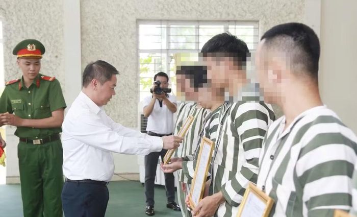 Đồng chí Phó Chủ tịch Ủy ban nhân dân tỉnh Lạng Sơn trao các quyết định ân xá.
