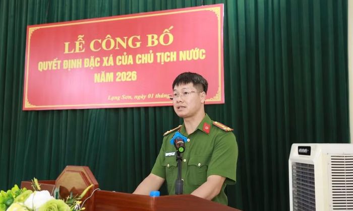 Lãnh đạo Trại tạm giam Công an tỉnh Lạng Sơn công bố quyết định ân xá.