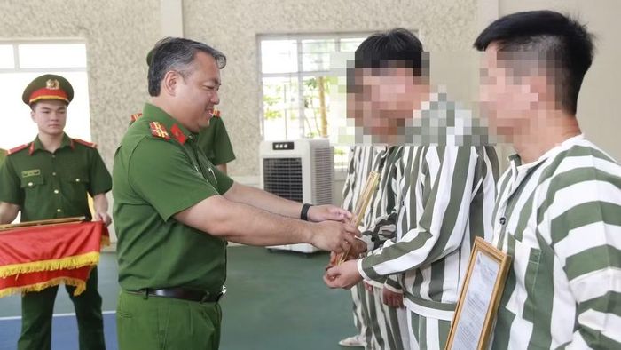 Lãnh đạo Công an tỉnh Lạng Sơn trao quyết định cho người được ân xá.