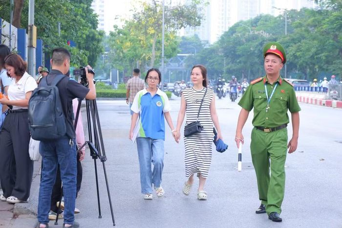 Các lực lượng chức năng tổ chức phân luồng giao thông từ các phía, bảo đảm an toàn, an ninh trật tự trước điểm thi.