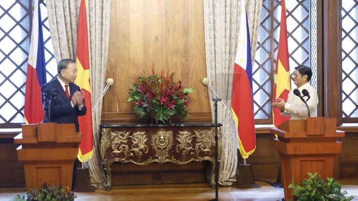 Tổng thống Philippines Ferdinand Romualdez Marcos Jr. đón Tổng Bí thư, Chủ tịch nước Tô Lâm. (Ảnh: TTXVN)