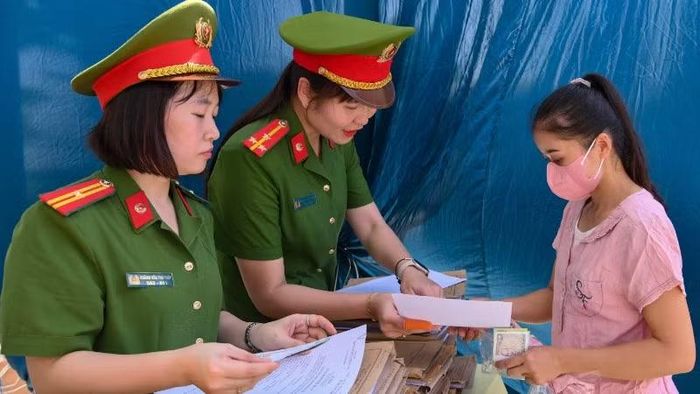 Những người nhận Quyết định đặc xá tiến hành các thủ tục nhận lại giấy tờ tùy thân.