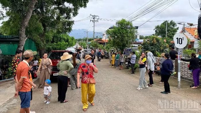 Người thân đón chờ trước cổng trại giam.