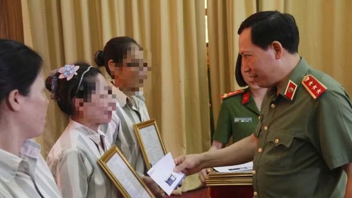 Thứ trưởng Công an Lê Văn Tuyến trao quyết định đặc xá cho phạm nhân.