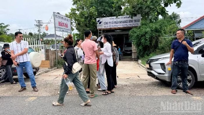 Nhiều gia đình vui mừng khi thấy người thân vừa mới được đặc xá.