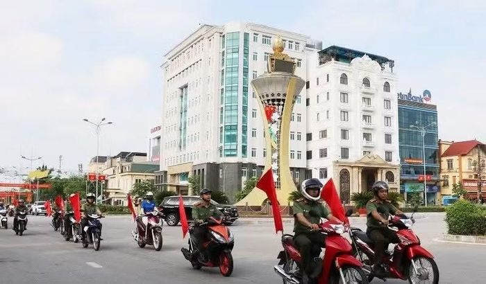 Các lực lượng diễu hành trên các tuyến phố lan tỏa mạnh mẽ thông điệp xây dựng gia đình hạnh phúc, bình đẳng, tiến bộ.