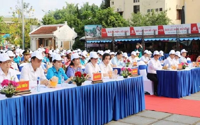 Đại biểu là cán bộ, nhân dân, đoàn viên thanh niên dự Lễ phát động.