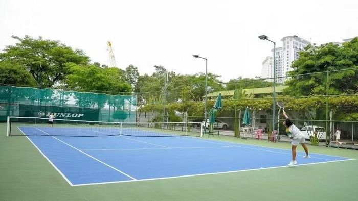 Các vận động viên thi đấu sôi nổi tại giải quần vợt.
