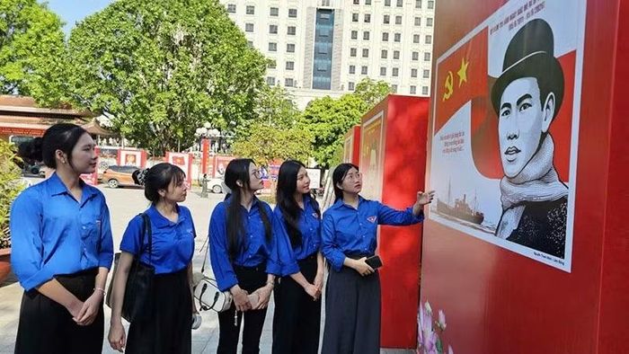 Tuổi trẻ tham quan tranh cổ động nhân kỷ niệm 115 năm Ngày Bác Hồ ra đi tìm đường cứu nước.