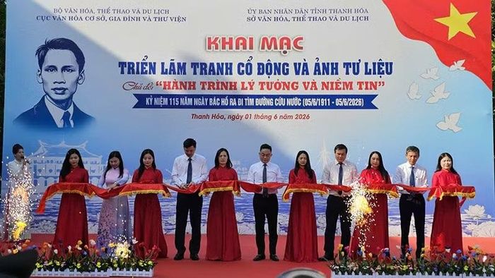 Các đại biểu cắt băng khai mạc triển lãm.