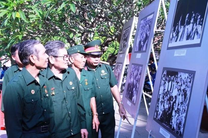 Các cựu chiến binh tham quan ảnh tư liệu về Bác Hồ.