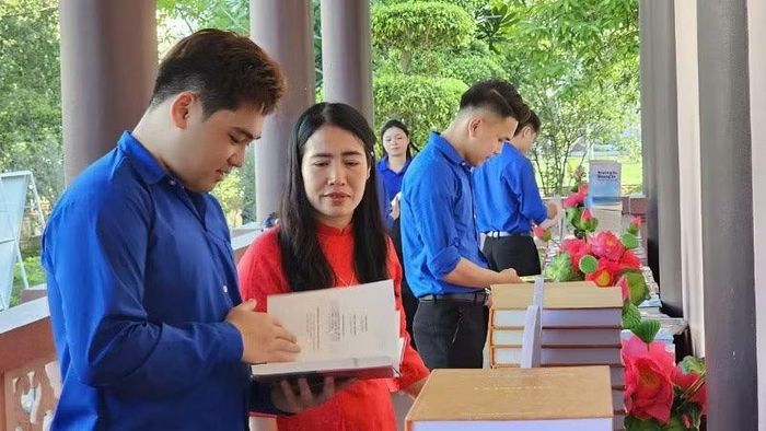 Các độc giả chọn đọc sách, tư liệu về cuộc đời, sự nghiệp của Bác Hồ.