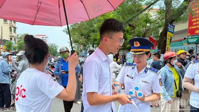 Tặng nước uống động viên sĩ tử trước khi vào phòng thi.