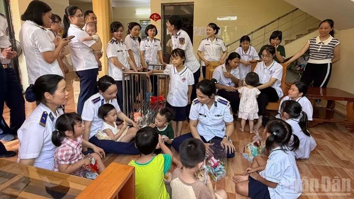 Cán bộ, hội viên phụ nữ hai đơn vị tặng quà động viên trẻ mồ côi tại Trung tâm Hoa Phượng.
