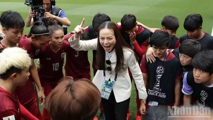 Madam Pang đã nhiều lần đến Việt Nam cùng các đội tuyển Thái Lan và luôn giành được tình cảm yêu mến từ người hâm mộ Việt Nam (Ảnh: HIẾU LƯƠNG)