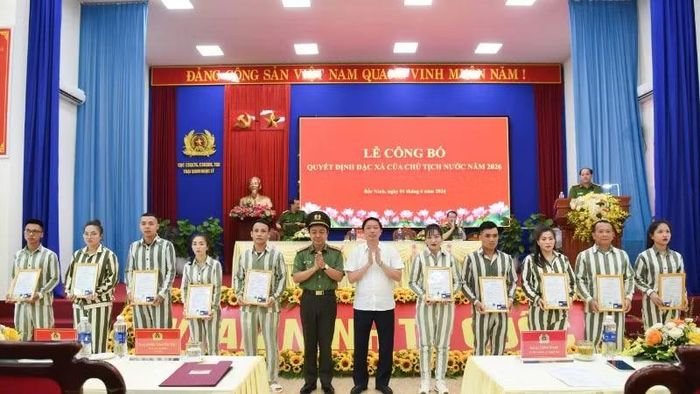 Các đại biểu trao Quyết định đặc xá, Thẻ căn cước, sim điện thoại cho các phạm nhân trước giờ trở về đoàn tụ cùng gia đình, hòa nhập cộng đồng.