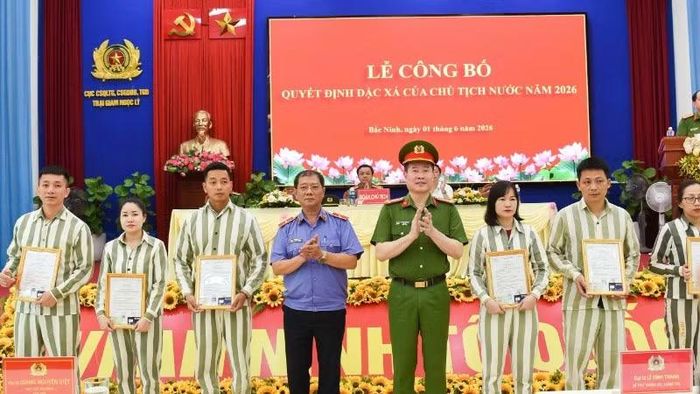 Các đại biểu trao Quyết định đặc xá, Thẻ căn cước, sim điện thoại cho các phạm nhân.