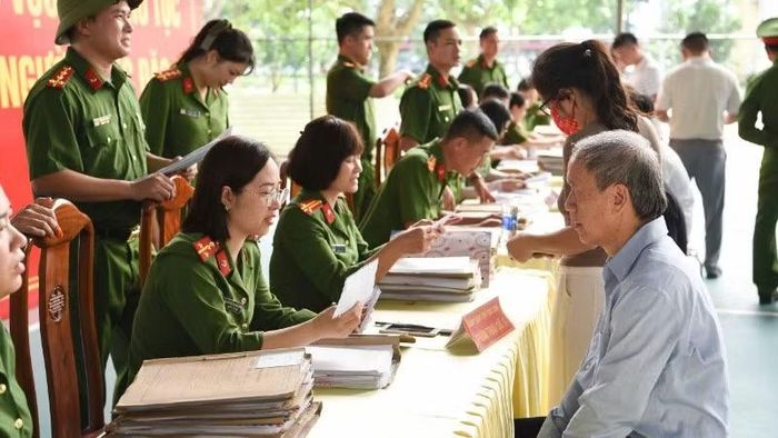 Các cán bộ trại giam Ngọc Lý nhanh chóng hoàn thiện các thủ tục cho phạm nhân được đặc xá.
