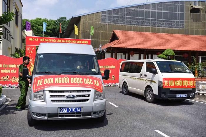 Những chuyến xe đưa người được đặc xá về lại địa phương tái hòa nhập cộng đồng.
