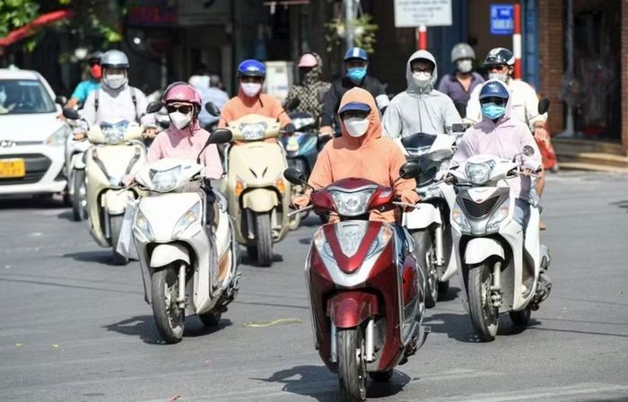 Người dân cần hạn chế hoạt động ngoài trời trong khung giờ nắng đỉnh điểm từ 11-15 giờ. (Ảnh: THÀNH ĐẠT)