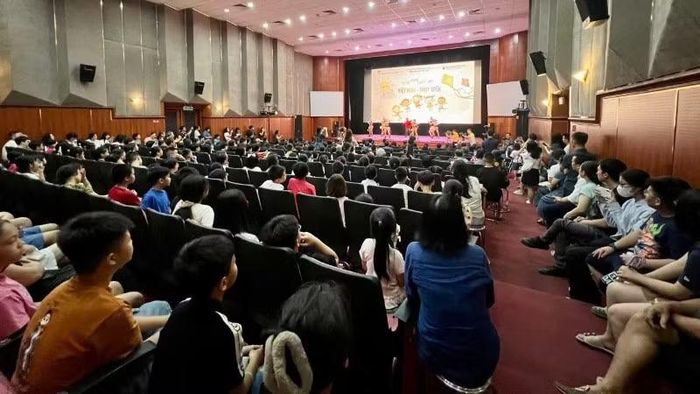 Khán giả "nhí" tham dự khai mạc tuần phim.