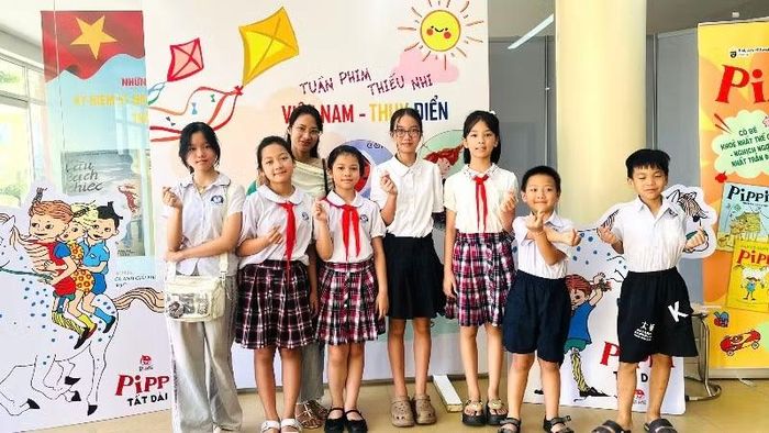 Các em nhỏ hào hứng khám phá di sản điện ảnh 2 quốc gia.