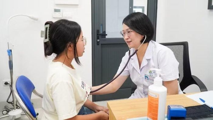 Bác sĩ của Bệnh viện Nhi Trung ương tổ chức khám, tư vấn sức khỏe cho trẻ em trên địa bàn xã Kiều Phú.