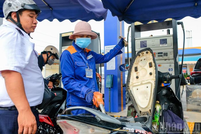  Theo đại diện các cửa hàng kinh doanh xăng dầu, việc triển khai xăng E10 nhằm góp phần giảm phát thải khí nhà kính, đa dạng nguồn nhiên liệu và từng bước thúc đẩy sử dụng năng lượng sạch. So với xăng khoáng thông thường, xăng E10 có pha 10% ethanol sinh học, thân thiện hơn với môi trường. 