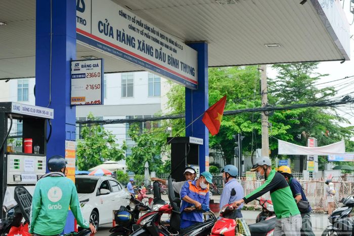 Người dân sử dụng xăng E10 tại cây xăng STS Petro.