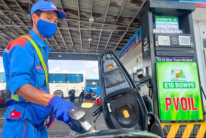 Giá bán được niêm yết công khai tại các cửa hàng, trong khi nhân viên thường xuyên giải đáp thắc mắc của khách về thành phần ethanol trong nhiên liệu E10.