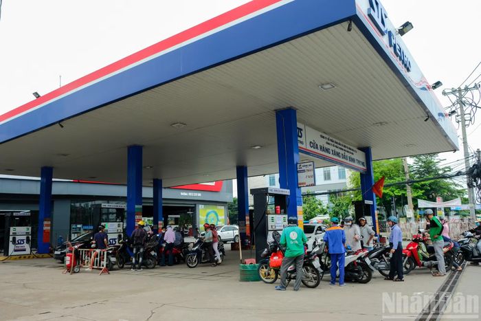 Khách nhộn nhịp chờ đổ xăng E10 tại các cửa hàng.