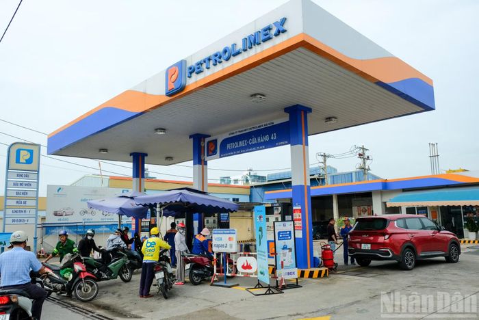 Ghi nhận tại một số cây xăng trên các tuyến đường như Điện Biên Phủ, Hai Bà Trưng, Võ Thị Sáu…, bảng hiệu và trụ bơm đã được thay đổi nhận diện với thông tin về xăng E10.