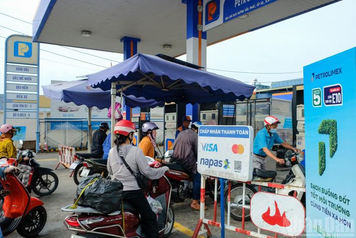  Nhiều cửa hàng cũng chủ động ngừng nhập thêm xăng khoáng truyền thống từ giữa tháng 5 để chuẩn bị cho quá trình chuyển đổi hoàn toàn sang nhiên liệu sinh học. 