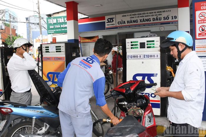 Tại cửa hàng xăng dầu Saigon Petro đường Lê Quang Định, phường Hạnh Thông, toàn bộ trụ bơm đã được chuyển đổi sang kinh doanh xăng E10.