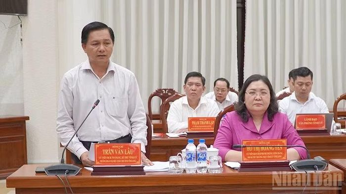 Đồng chí Trần Văn Lâu, Bí thư Tỉnh ủy Vĩnh Long nêu ý kiến và làm rõ một số vấn đề Đoàn kiểm tra, giám sát quan tâm.