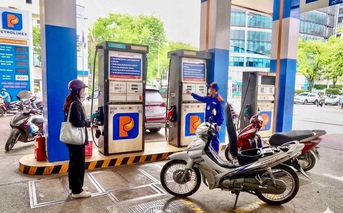 Người dân đổ xăng E10 tại cây xăng của Petrolimex.