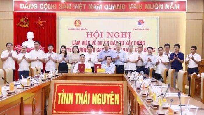Tỉnh Thái Nguyên và Cao Bằng ký biên bản ghi nhớ phối hợp triển khai dự án. (Ảnh: NGUYỄN LIÊN)