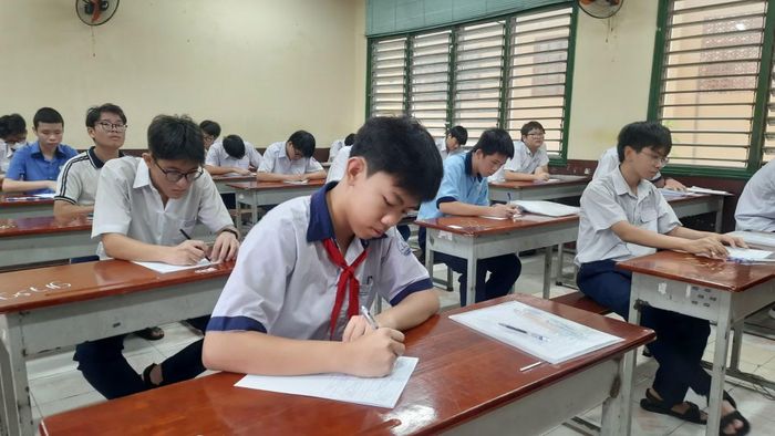  Năm nay, Thành phố Hồ Chí Minh có hơn 169 nghìn học sinh lớp 9 hoàn thành chương trình trung học cơ sở, nhưng chỉ có hơn 151 nghìn thí sinh đăng ký dự thi vào lớp 10 công lập. 