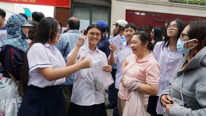 Thí sinh tại Điểm thi Trường trung học cơ sở Võ Trường Toản vui vẻ sau khi làm xong môn Ngữ văn. Phần lớn thí sinh đánh giá đề thi môn Ngữ văn mang tính thời sự, chạm vào cảm xúc của thí sinh.