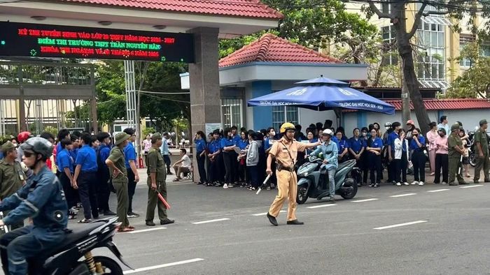Lực lượng Cảnh sát giao thông và các tình nguyện viên tham gia công tác hỗ trợ kỳ thi lớp 10 công lập.