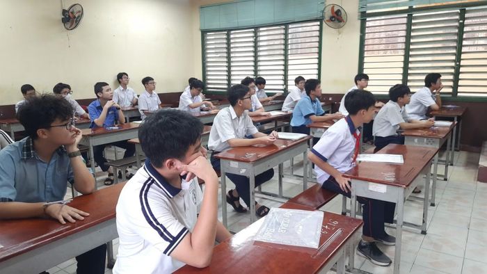 Điều này có nghĩa có hơn 17 nghìn học sinh không đăng ký dự thi vào lớp 10 công lập. Những học sinh này có thể chọn các hình thức học tập khác như học nghề, học trường tư, du học…