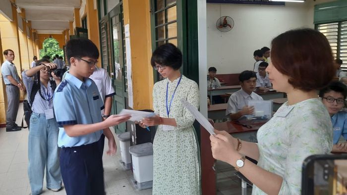 Để phục vụ kỳ thi, Thành phố Hồ Chí Minh huy động hơn 17,7 nghìn giáo viên, cán bộ làm nhiệm vụ coi thi và giám sát.