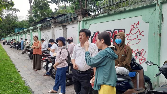Phụ huynh hồi hộp chờ bên ngoài điểm thi.