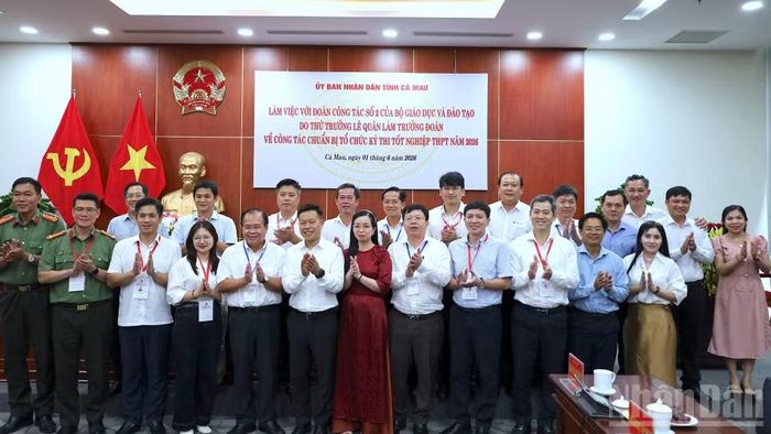 Đoàn kiểm tra của Bộ Giáo dục và Đào tạo chụp ảnh lưu niệm với lãnh đạo Ủy ban nhân dân tỉnh và Sở Giáo dục và Đào tạo tỉnh Cà Mau.